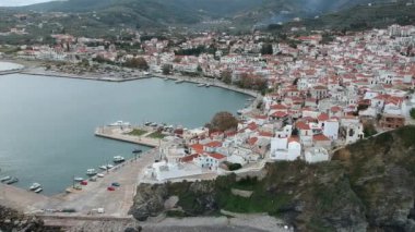 Yunanistan 'ın Sporades Adası' ndaki Chora olarak da bilinen ünlü Zelos kasabasının güzel hava manzarası