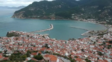 Yunanistan 'ın Sporades Adası' ndaki Chora olarak da bilinen ünlü Zelos kasabasının güzel hava manzarası