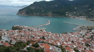 Yunanistan 'ın Sporades Adası' ndaki Chora olarak da bilinen ünlü Zelos kasabasının güzel hava manzarası