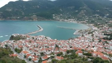 Yunanistan 'ın Sporades Adası' ndaki Chora olarak da bilinen ünlü Zelos kasabasının güzel hava manzarası