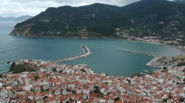 Yunanistan 'ın Sporades Adası' ndaki Chora olarak da bilinen ünlü Zelos kasabasının güzel hava manzarası