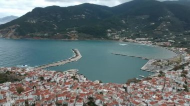 Yunanistan 'ın Sporades Adası' ndaki Chora olarak da bilinen ünlü Zelos kasabasının güzel hava manzarası