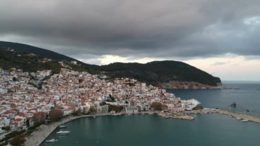 Yunanistan 'ın Sporades Adası' ndaki Chora olarak da bilinen ünlü Zelos kasabasının güzel hava manzarası