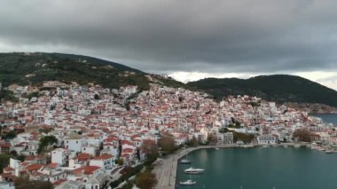 Yunanistan 'ın Sporades Adası' ndaki Chora olarak da bilinen ünlü Zelos kasabasının güzel hava manzarası