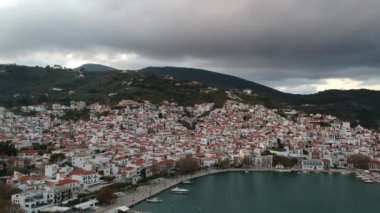Yunanistan 'ın Sporades Adası' ndaki Chora olarak da bilinen ünlü Zelos kasabasının güzel hava manzarası
