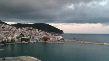 Yunanistan 'ın Sporades Adası' ndaki Chora olarak da bilinen ünlü Zelos kasabasının güzel hava manzarası