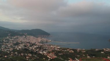 Yunanistan 'ın Sporades Adası' ndaki Chora olarak da bilinen ünlü Zelos kasabasının güzel hava manzarası