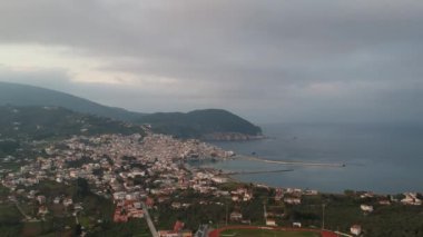 Yunanistan 'ın Sporades Adası' ndaki Chora olarak da bilinen ünlü Zelos kasabasının güzel hava manzarası