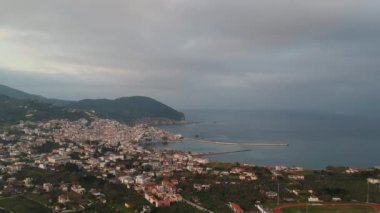Yunanistan 'ın Sporades Adası' ndaki Chora olarak da bilinen ünlü Zelos kasabasının güzel hava manzarası