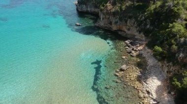 Chrisi Milia plajı ve Alonissos Adası, Sporades, Yunanistan 'daki kayalık alan üzerindeki hava manzarası