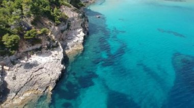 Chrisi Milia plajı ve Alonissos Adası, Sporades, Yunanistan 'daki kayalık alan üzerindeki hava manzarası