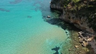 Chrisi Milia plajı ve Alonissos Adası, Sporades, Yunanistan 'daki kayalık alan üzerindeki hava manzarası