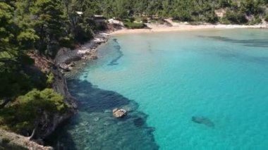Chrisi Milia plajı ve Alonissos Adası, Sporades, Yunanistan 'daki kayalık alan üzerindeki hava manzarası