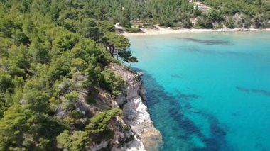 Chrisi Milia plajı ve Alonissos Adası, Sporades, Yunanistan 'daki kayalık alan üzerindeki hava manzarası