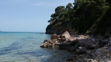 Chrisi Milia plajı ve Alonissos Adası, Sporades, Yunanistan 'daki kayalık alan üzerindeki hava manzarası