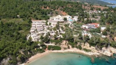 Chrisi Milia plajı ve Alonissos Adası, Sporades, Yunanistan 'daki kayalık alan üzerindeki hava manzarası