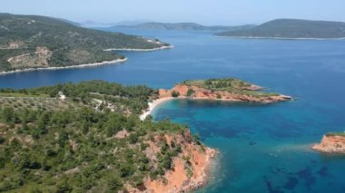Chrisi Milia plajı ve Alonissos Adası, Sporades, Yunanistan 'daki kayalık alan üzerindeki hava manzarası