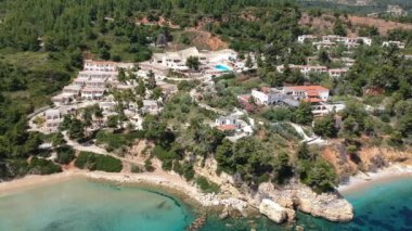 Chrisi Milia plajı ve Alonissos Adası, Sporades, Yunanistan 'daki kayalık alan üzerindeki hava manzarası
