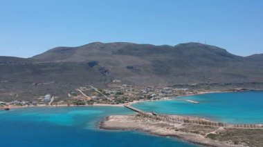Yunanistan 'ın Kythera adasında sıcak bir yaz gününde Diakofti kasabası üzerindeki hava manzarası