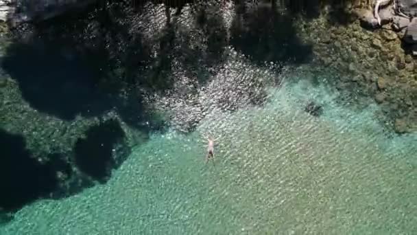 Widok Lotu Ptaka Plażę Chrisi Milia Turystami Kąpiącymi Się Skalistym — Wideo stockowe