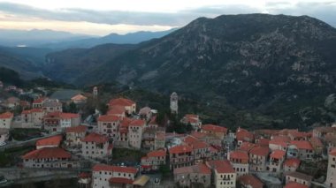 Yunanistan 'ın Sporades Adası' ndaki Chora olarak da bilinen ünlü Zelos kasabasının güzel hava manzarası