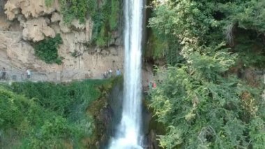 Edessa 'nın güçlü şelalelerinin ve Yunanistan' ın Edessa kentindeki kuşatılmış alanların havadan panoramik manzarası