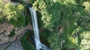 Edessa 'nın güçlü şelalelerinin ve Yunanistan' ın Edessa kentindeki kuşatılmış alanların havadan panoramik manzarası