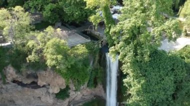 Edessa 'nın güçlü şelalelerinin ve Yunanistan' ın Edessa kentindeki kuşatılmış alanların havadan panoramik manzarası