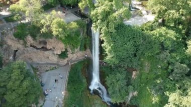 Edessa 'nın güçlü şelalelerinin ve Yunanistan' ın Edessa kentindeki kuşatılmış alanların havadan panoramik manzarası