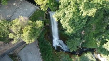 Edessa 'nın güçlü şelalelerinin ve Yunanistan' ın Edessa kentindeki kuşatılmış alanların havadan panoramik manzarası