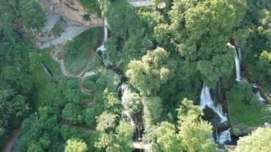 Edessa 'nın güçlü şelalelerinin ve Yunanistan' ın Edessa kentindeki kuşatılmış alanların havadan panoramik manzarası