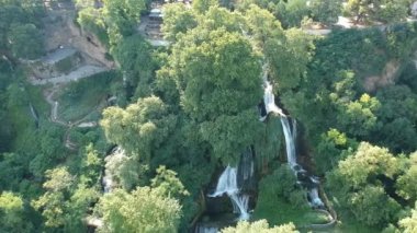 Edessa 'nın güçlü şelalelerinin ve Yunanistan' ın Edessa kentindeki kuşatılmış alanların havadan panoramik manzarası