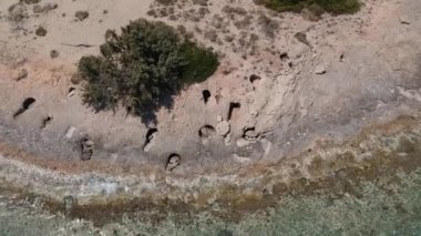 Yunanistan 'ın Laconia kentindeki ünlü batık antik Pavlopetri kentindeki Pounda plajı üzerinde ikonik hava manzarası.