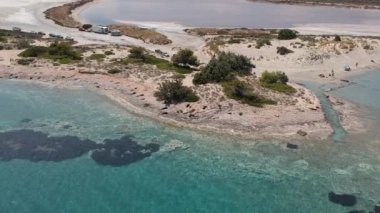 Yunanistan 'ın Laconia kentindeki ünlü batık antik Pavlopetri kentindeki Pounda plajı üzerinde ikonik hava manzarası.
