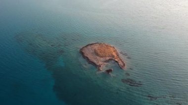 Yunanistan 'ın Laconia kentindeki ünlü batık antik Pavlopetri kentindeki Pounda plajı üzerinde ikonik hava manzarası.