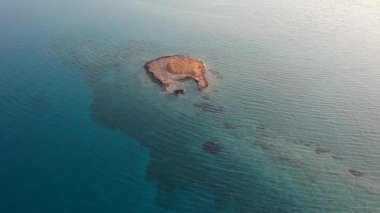 Yunanistan 'ın Laconia kentindeki ünlü batık antik Pavlopetri kentindeki Pounda plajı üzerinde ikonik hava manzarası.
