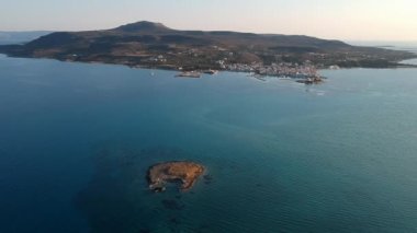 Yunanistan 'ın Laconia kentindeki ünlü batık antik Pavlopetri kentindeki Pounda plajı üzerinde ikonik hava manzarası.