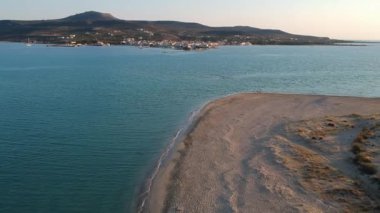 Yunanistan 'ın Laconia kentindeki ünlü batık antik Pavlopetri kentindeki Pounda plajı üzerinde ikonik hava manzarası.