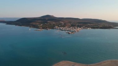 Yunanistan 'ın Laconia kentindeki ünlü batık antik Pavlopetri kentindeki Pounda plajı üzerinde ikonik hava manzarası.