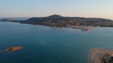 Yunanistan 'ın Laconia kentindeki ünlü batık antik Pavlopetri kentindeki Pounda plajı üzerinde ikonik hava manzarası.