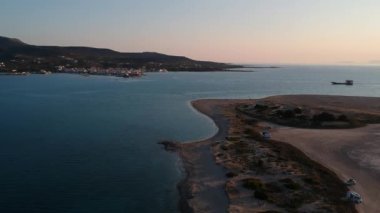 Yunanistan 'ın Laconia kentindeki ünlü batık antik Pavlopetri kentindeki Pounda plajı üzerinde ikonik hava manzarası.
