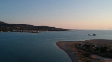 Yunanistan 'ın Laconia kentindeki ünlü batık antik Pavlopetri kentindeki Pounda plajı üzerinde ikonik hava manzarası.