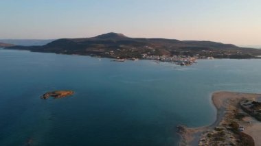 Yunanistan 'ın Laconia kentindeki ünlü batık antik Pavlopetri kentindeki Pounda plajı üzerinde ikonik hava manzarası.