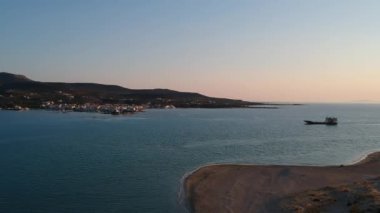 Yunanistan 'ın Laconia kentindeki ünlü batık antik Pavlopetri kentindeki Pounda plajı üzerinde ikonik hava manzarası.