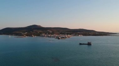 Yunanistan 'ın Laconia kentindeki ünlü batık antik Pavlopetri kentindeki Pounda plajı üzerinde ikonik hava manzarası.