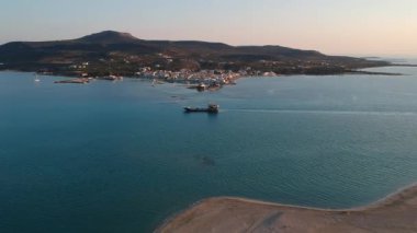 Yunanistan 'ın Laconia kentindeki ünlü batık antik Pavlopetri kentindeki Pounda plajı üzerinde ikonik hava manzarası.