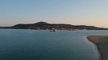 Yunanistan 'ın Laconia kentindeki ünlü batık antik Pavlopetri kentindeki Pounda plajı üzerinde ikonik hava manzarası.