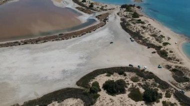 Yunanistan 'ın Laconia kentindeki ünlü batık antik Pavlopetri kentindeki Pounda plajı üzerinde ikonik hava manzarası.