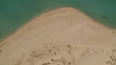 Yunanistan 'ın Laconia kentindeki ünlü batık antik Pavlopetri kentindeki Pounda plajı üzerinde ikonik hava manzarası.