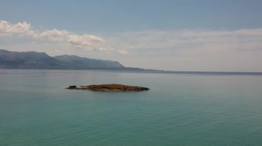 Yunanistan 'ın Laconia kentindeki ünlü batık antik Pavlopetri kentindeki Pounda plajı üzerinde ikonik hava manzarası.